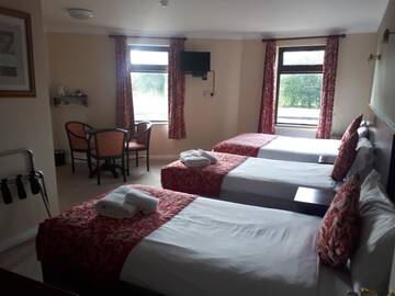 Фото номера Классический трехместный номер Отель Fernhill Lodge Carrigaline г. Корк 2