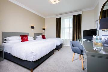 Фото номера Двухместный номер с 2 отдельными кроватями Отель The Metropole Hotel Cork г. Корк 5