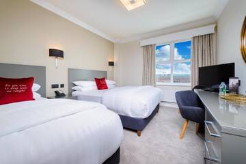Фото номера Двухместный номер с 2 отдельными кроватями Отель The Metropole Hotel Cork г. Корк 6