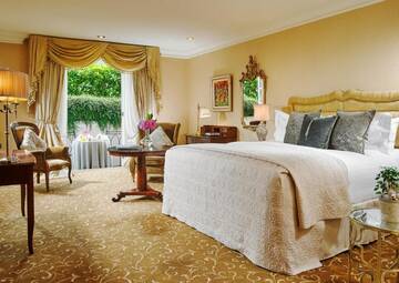 Фото номера Улучшенный двухместный номер с 1 кроватью Отель Hayfield Manor г. Корк 2